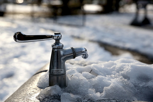 冬の水道